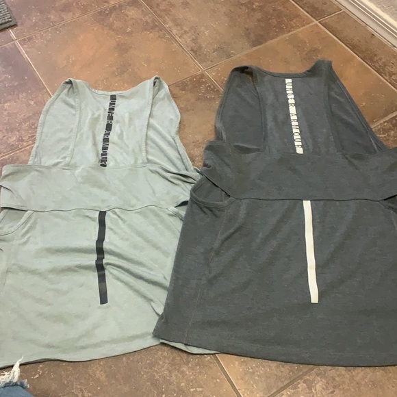 Under Armour workout shirts - Picture 4 of 4